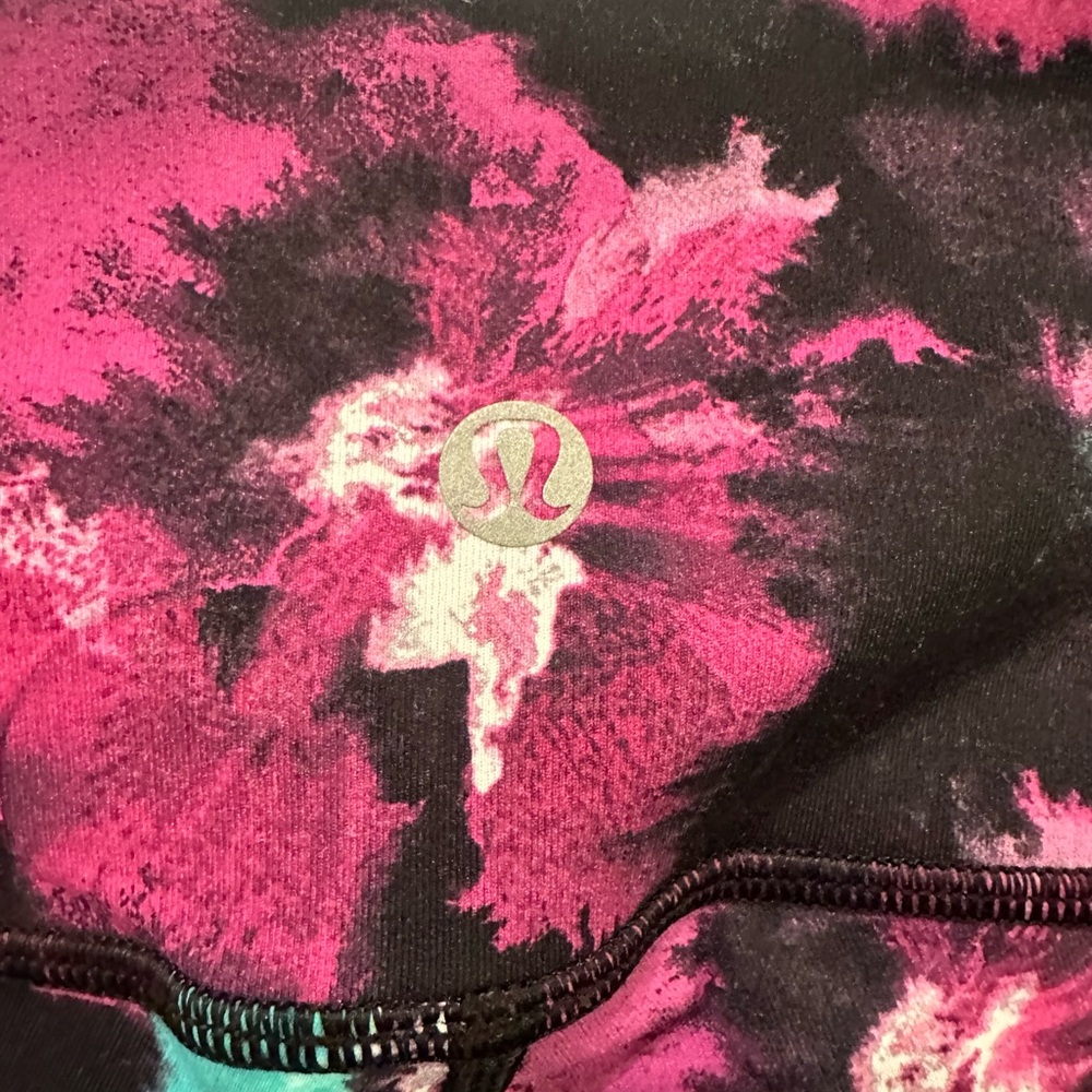 Lululemon size 2 pink capri leggings. Excellent condition - Picture 5 of 7